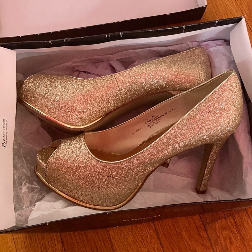 Nine West Gold Glitter Pumps size 7.5
